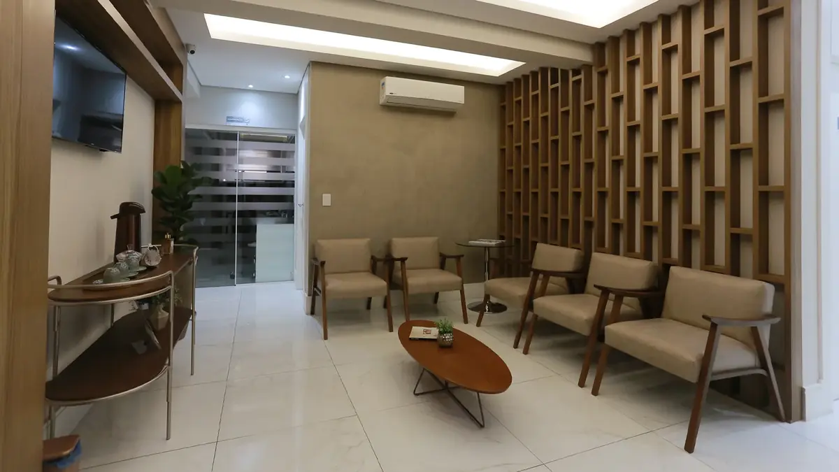 Recepção acolhedora da Clínica Neoderme