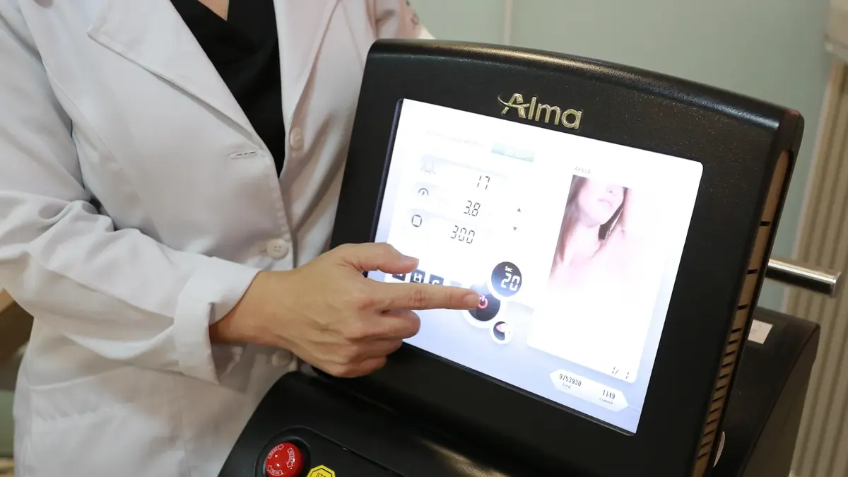 Equipamento dermatológico em uso na Clínica Neoderme