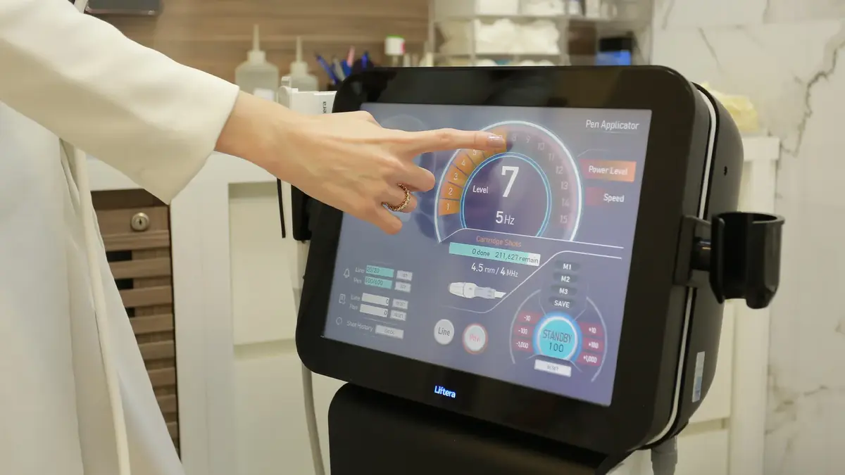 Painel de equipamento estético da Clínica Neoderme